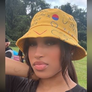 The bucket hat ! the latest trend of the year but spicy 🔥